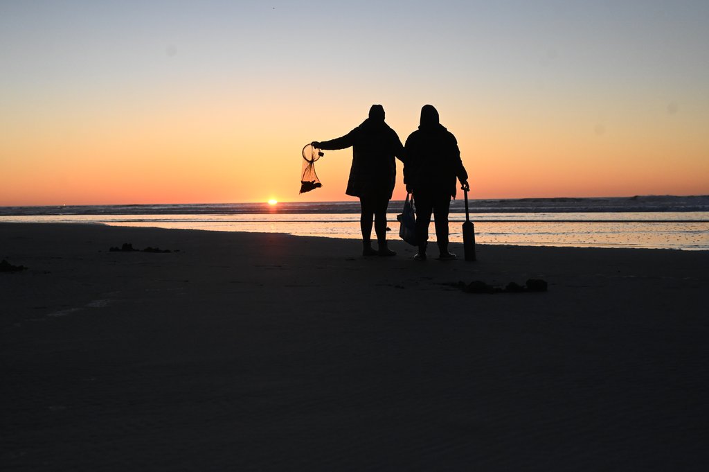 Chasing the Tide: The Thrill of a Razor Clam Dig on Washington’s Evergreen Coast Chasing the Tide: The Thrill of a Razor Clam Dig on Washington’s Evergreen Coast