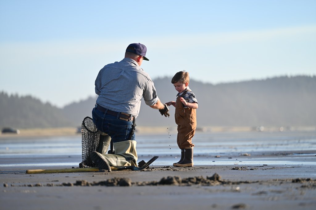 Chasing the Tide: The Thrill of a Razor Clam Dig on Washington’s Evergreen Coast Chasing the Tide: The Thrill of a Razor Clam Dig on Washington’s Evergreen Coast